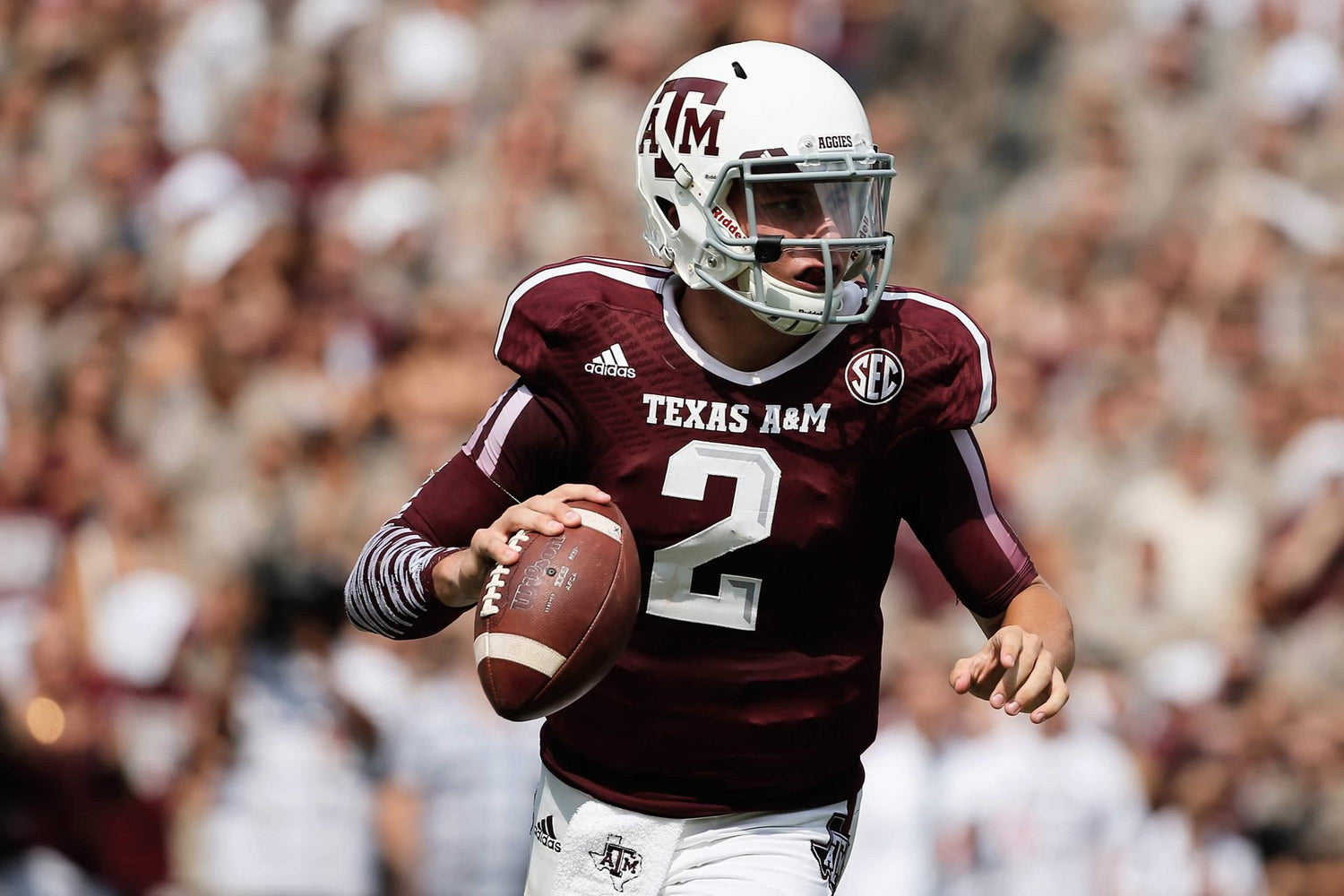 Texas A&M Johnny Manziel Throwing Football Picture